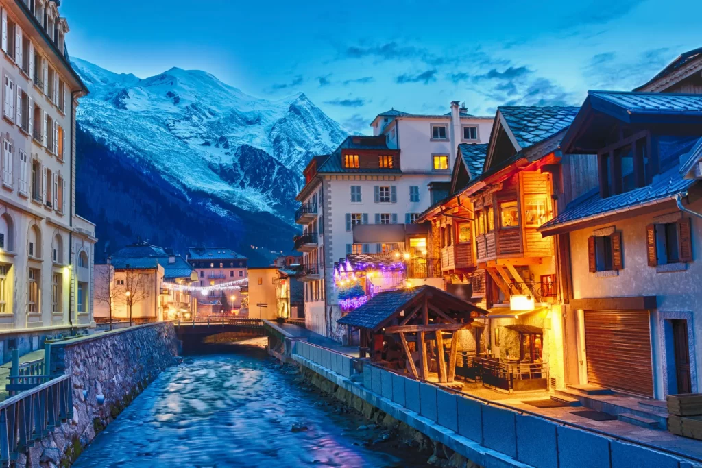 Chamonix, joyaux des Alpes, illuminée de mille feux pour profiter de la ville de nuit.
