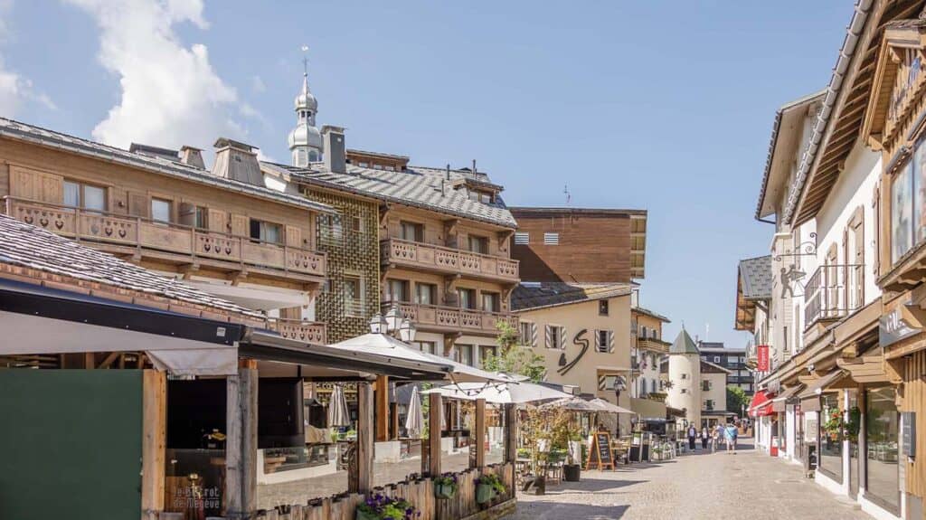 La rue commerçante de Megève en été.