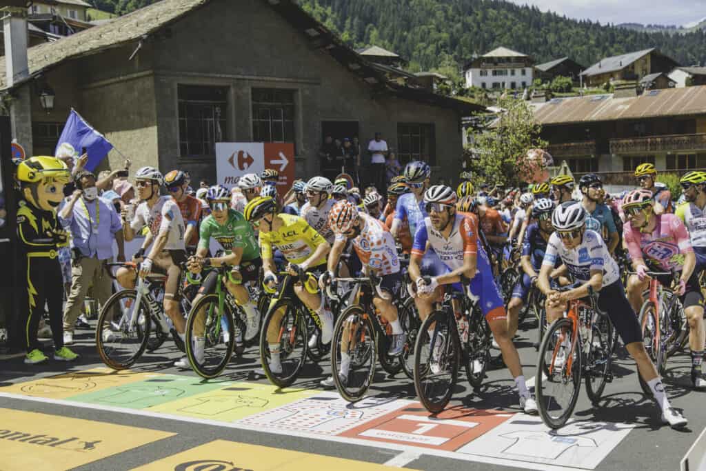 Des cyclistes à la ligne de départ du Tour de France. 