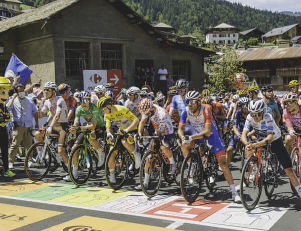 Des cyclistes à la ligne de départ du Tour de France.