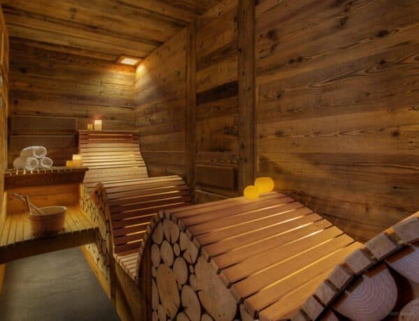 Intérieur d'un sauna avec des serviettes et des bougies.
