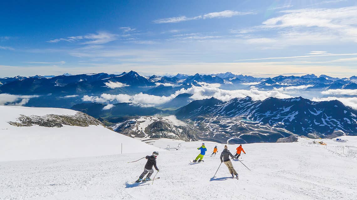 Famille skiant sur un glacier au coeur des Alpes.