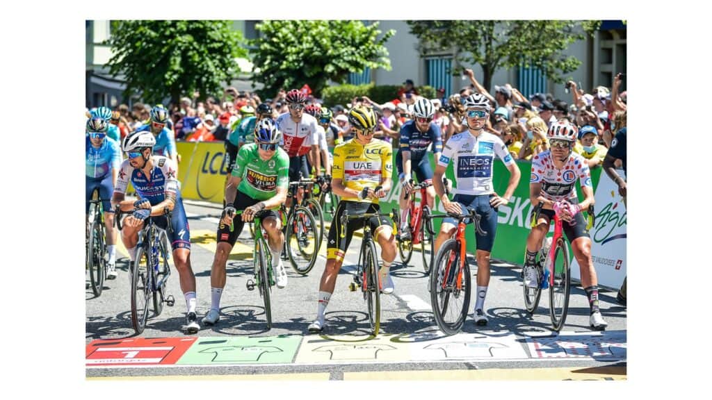 Coureurs du Tour de France sur la ligne de départ.