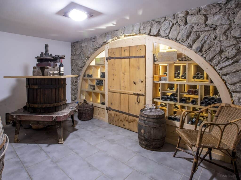 Cave à vin décorée dans un style rustique.