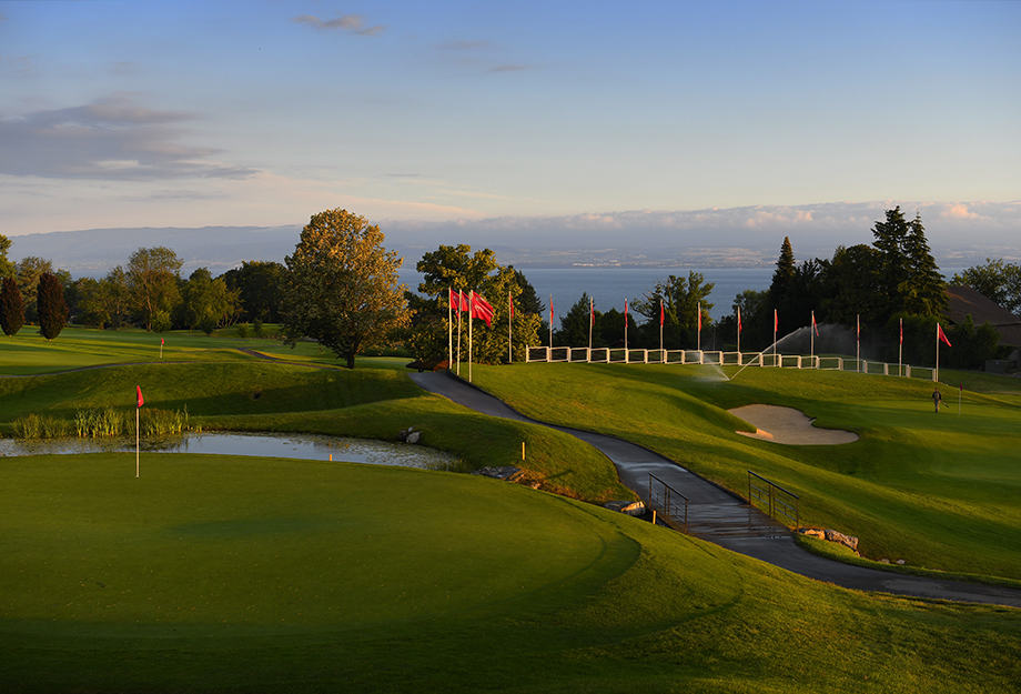 Parcours de golf avec un plan d'eau.