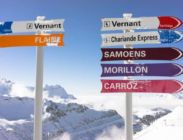 Panneaux indicateurs stations de ski.