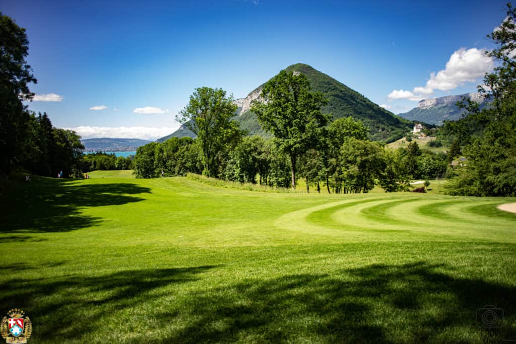 Parcours de golf face au lac d'Annecy, vue sur les montagnes.