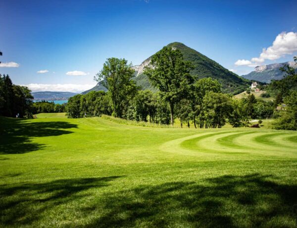 parcours de golf face au lac d'Annecy, vue sur les montagnes