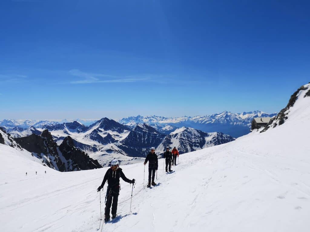 Groupe pratiquant la randonnée glaciaire, relié par une corde.
