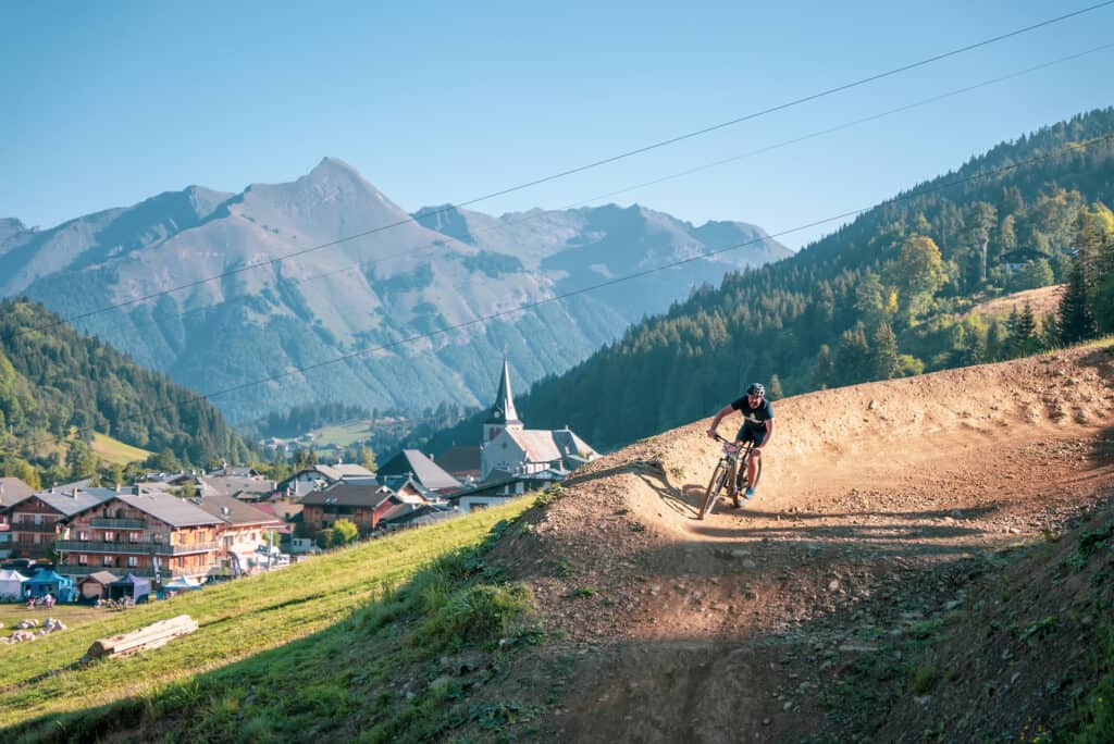 Un homme descend en VTT un chemin de montagne.
