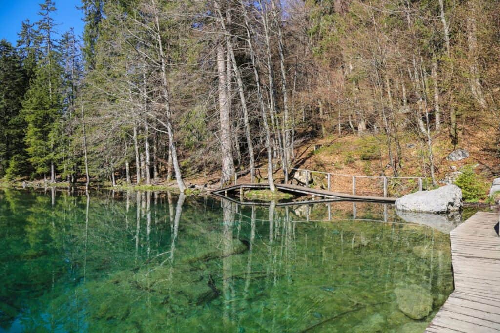 Le Lac Vert de Passy est aménagé pour pouvoir en faire le tour.  