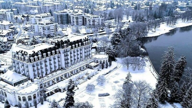L'impérial Palace, face au lac d'Annecy, sublimé par un voile de neige en hiver.