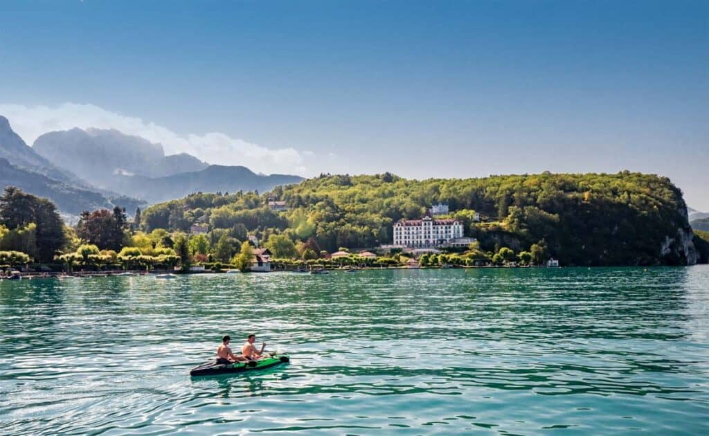 Deux personnes en train de faire du kayak sur le lac d'Annecy.