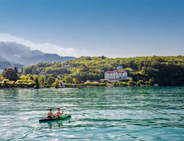 Deux personnes en train de faire du kayak sur le lac d'Annecy.