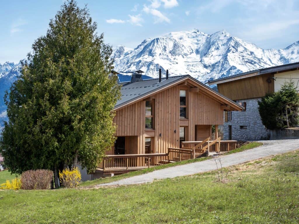 Vue extérieure du chalet Fanfoua à Megève avec sa vue panoramique sur le Mont Blanc.