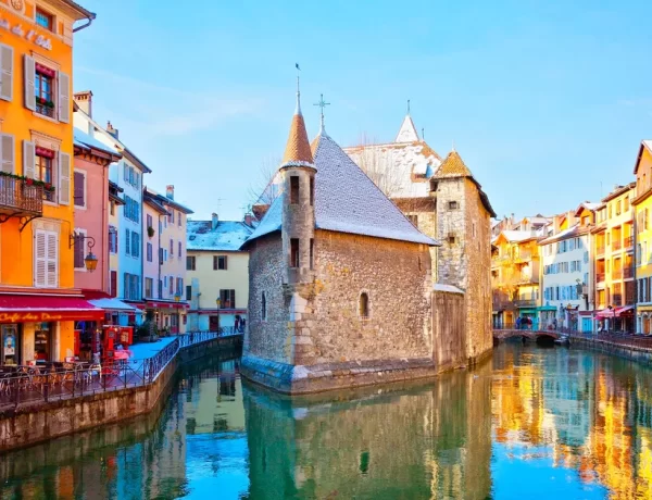 Vue d'Annecy, la Venise des Alpes, colorée et entourée d'eau.
