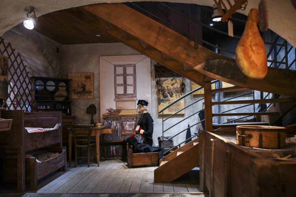 Le musée de Saint-Martin-de-Belleville avec des objets traditionnels en bois et la reconstitution de l'intérieur d'une maison.