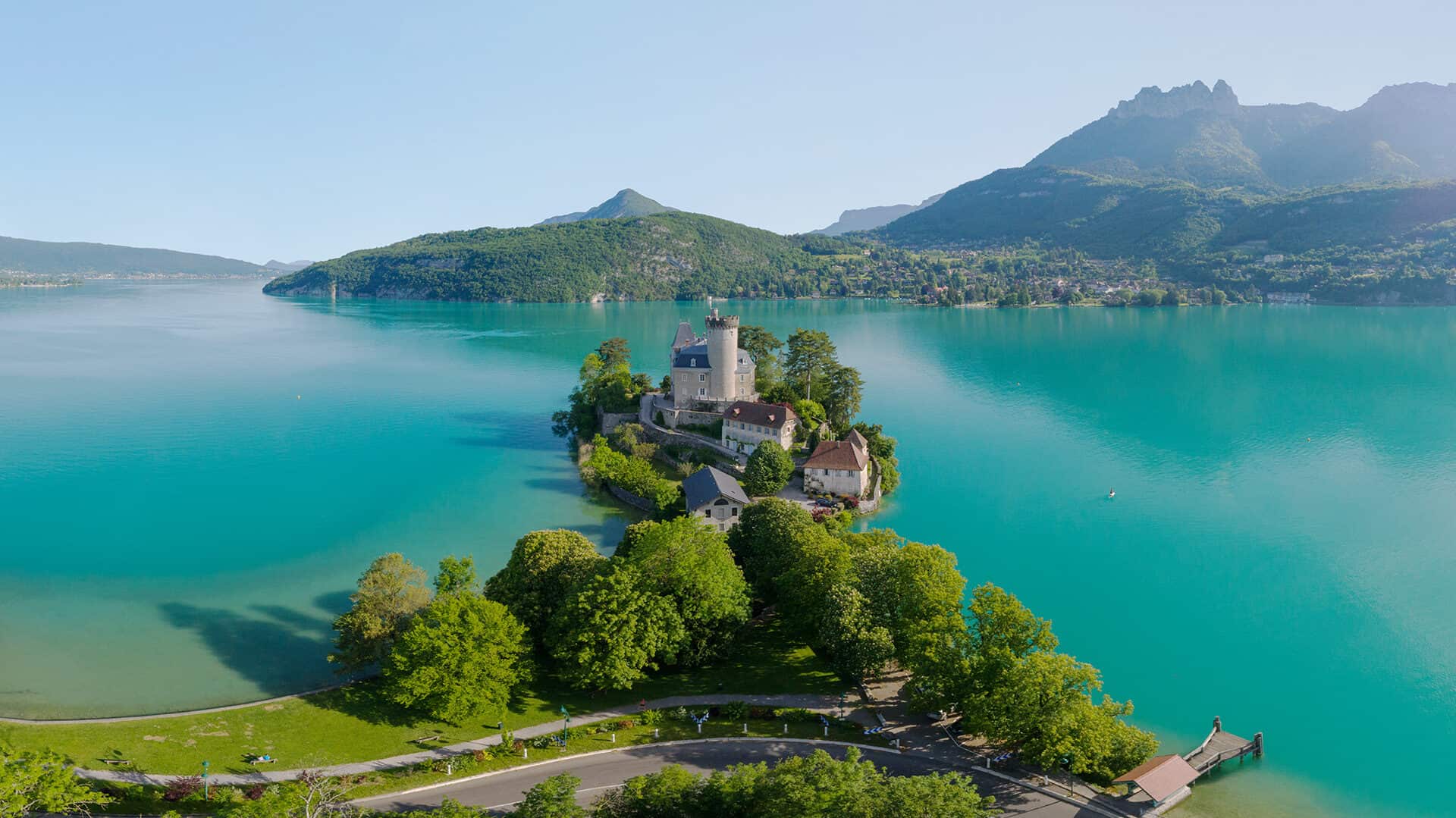 Chateaux de Duingt, près d'Annecy, entre lac d'eau turquoize et verdure vivifiante.