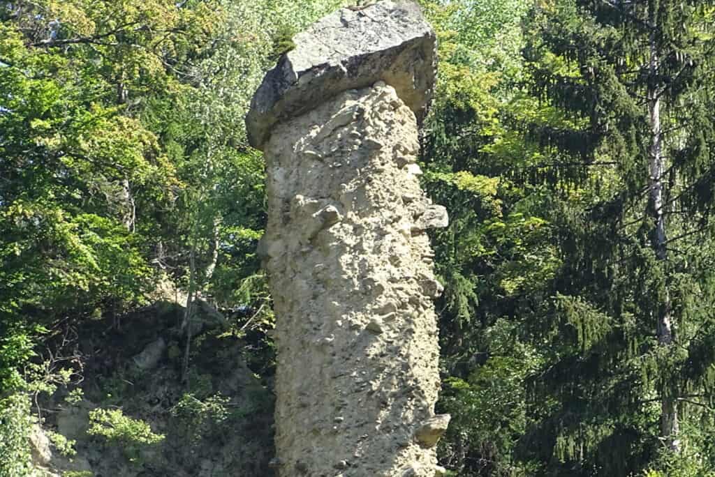 Randonnée automnale dans les bois, près de Saint-Gervais, où se cache cette étrange bloc de pierre à la forme particulière "La Cheminée des Fées". 