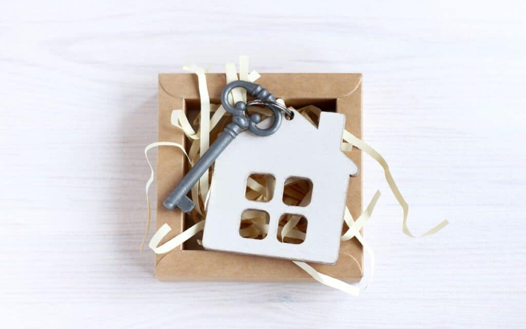 A key ring with a wooden house in a gift box