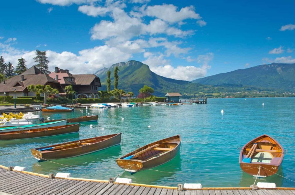 Vue du lac d'Annecy en été.