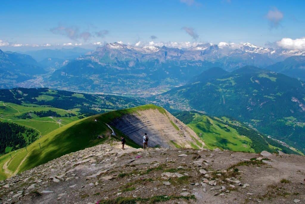 La montée au sommet du Mont Joly est l'une des plus belles randonnées d'automne à faire au Domaine Évasion Mont-Blanc. Depuis son arête, au sommet, on y découvre un panorama unique sur les massifs alentours. 