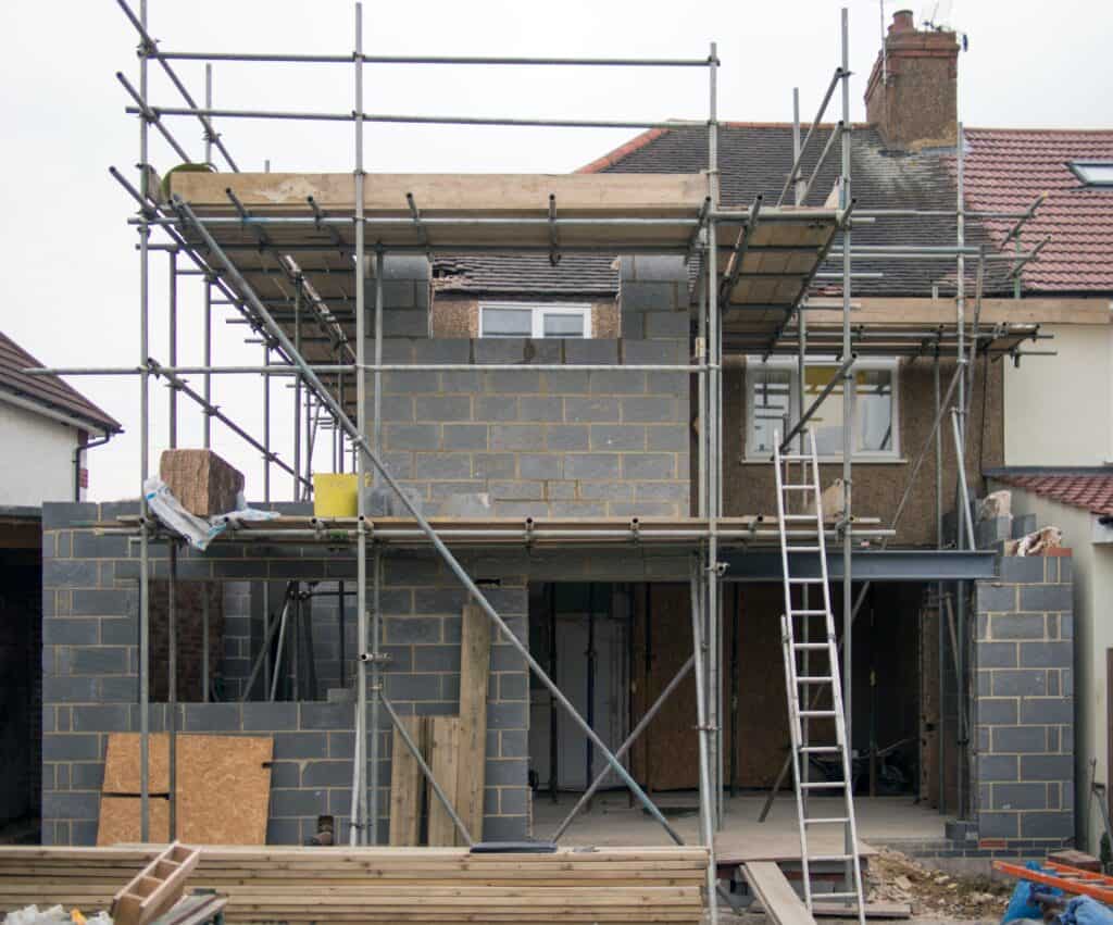 Travaux lors de la construction d'une maison.