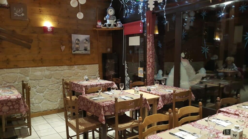 A restaurant dining room decorated in a mountain style