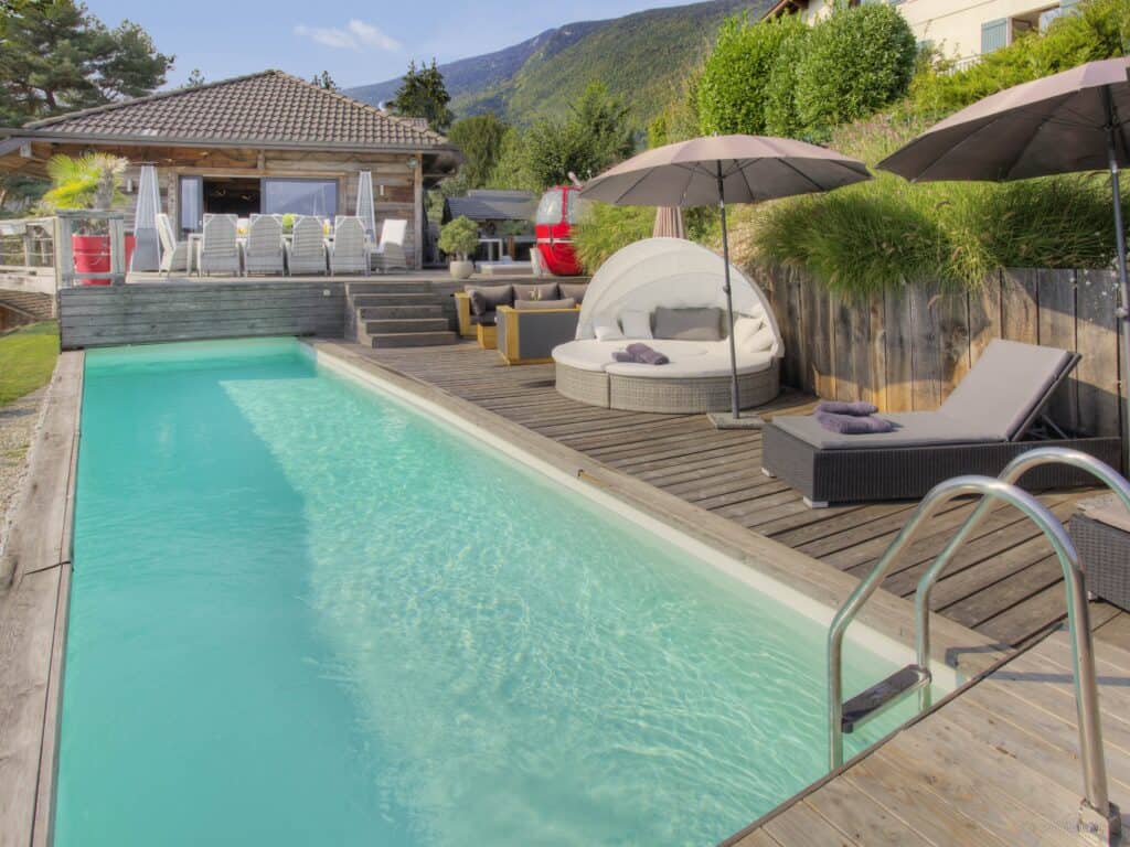 The outdoor swimming pool at Chalet Kalyssia, Annecy