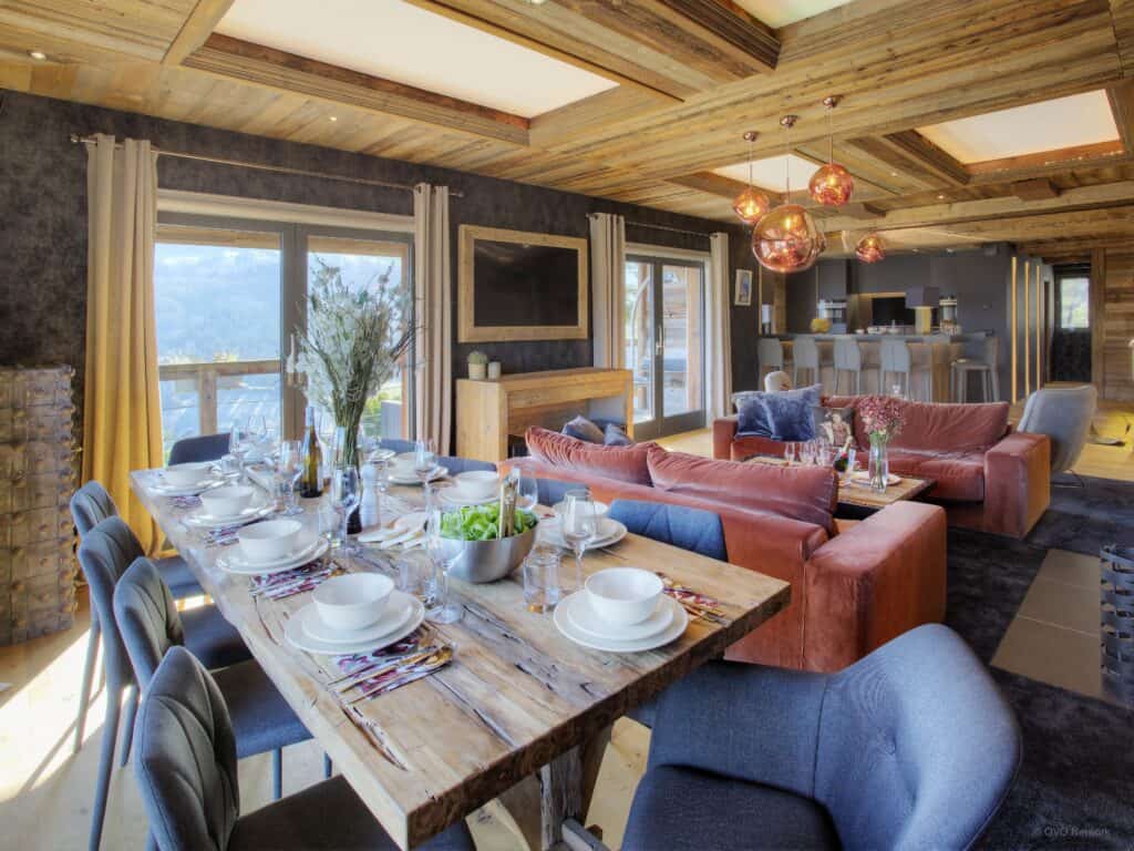 The large living areas of Chalet Kalyssia are perfect for welcoming large groups of friends who come to the mountains in autumn.