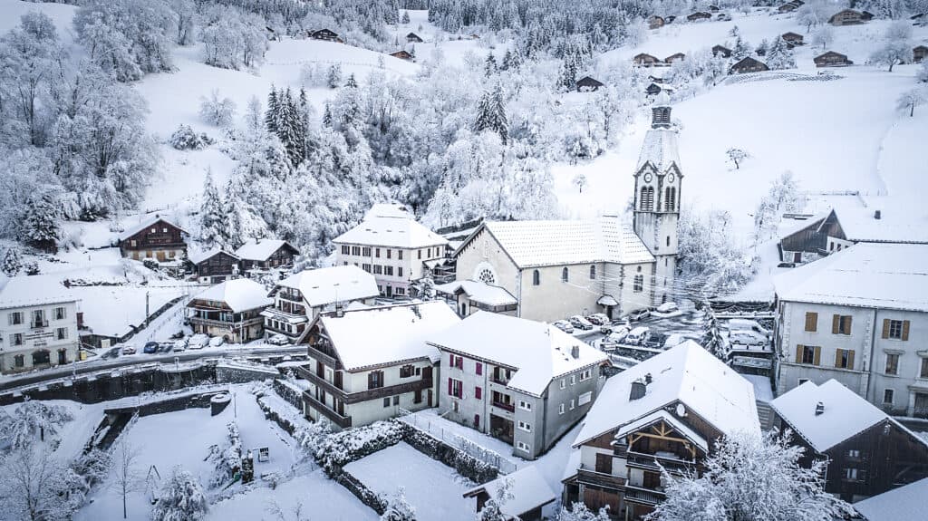 Le village de Manigod recouvert de neige.
