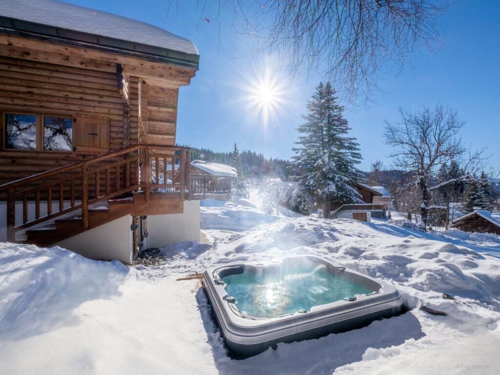 Jacuzzi extérieur entouré de neige.