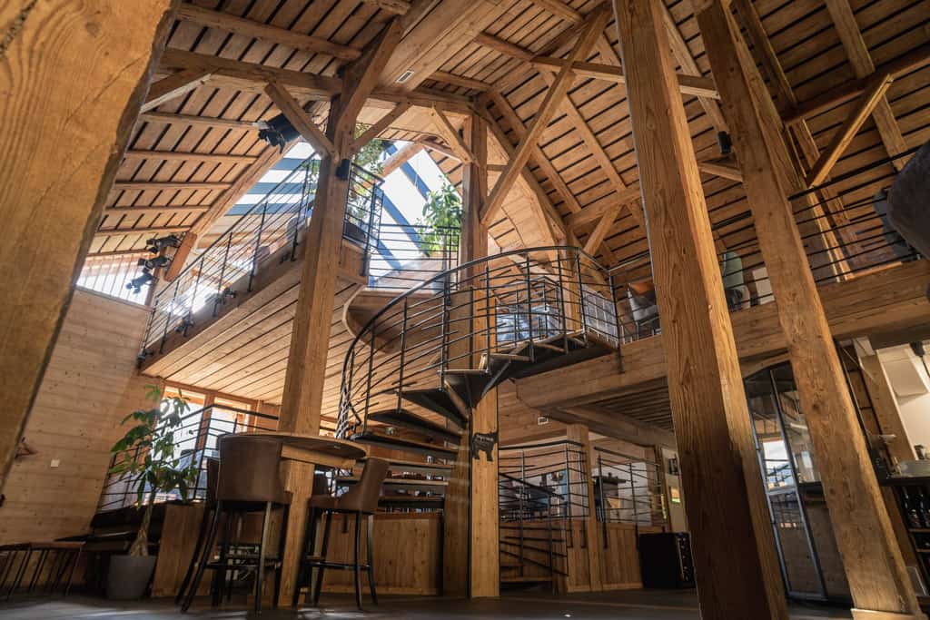 Un restaurant style chalet en bois avec un escalier spiral. 