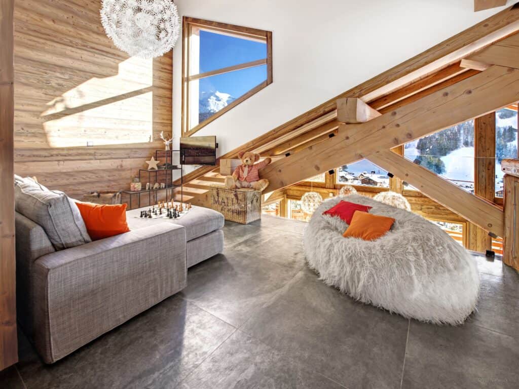 Con aménagé avec des fauteuils.