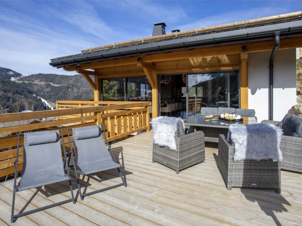 Terrasse de chalet avec vue sur montagnes.