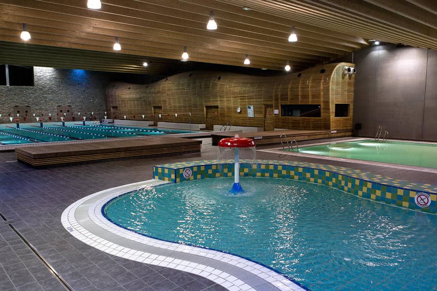 Espace aquatique avec plusieurs bassins.