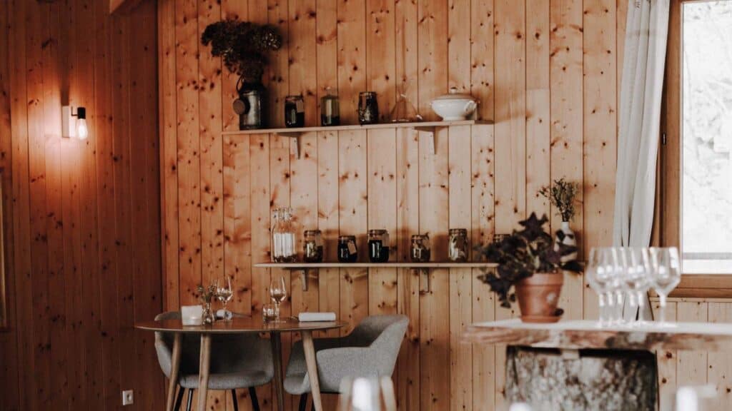 The simple interior of the restaurant Kern in Seytroux.