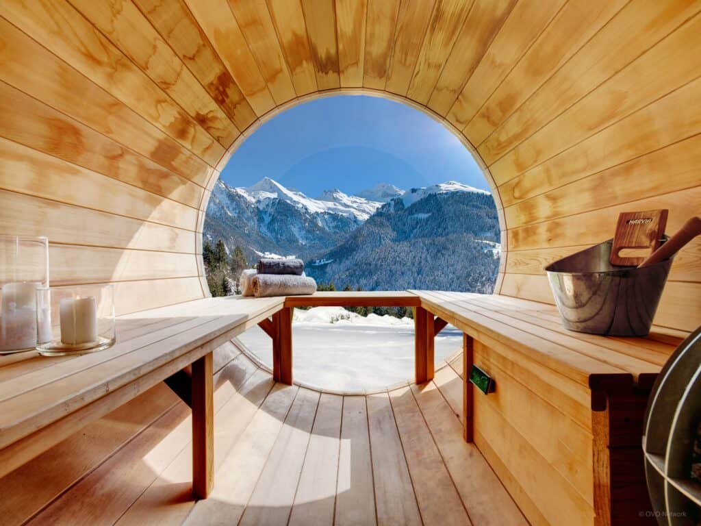 Spa extérieur avec vue sur montagne.