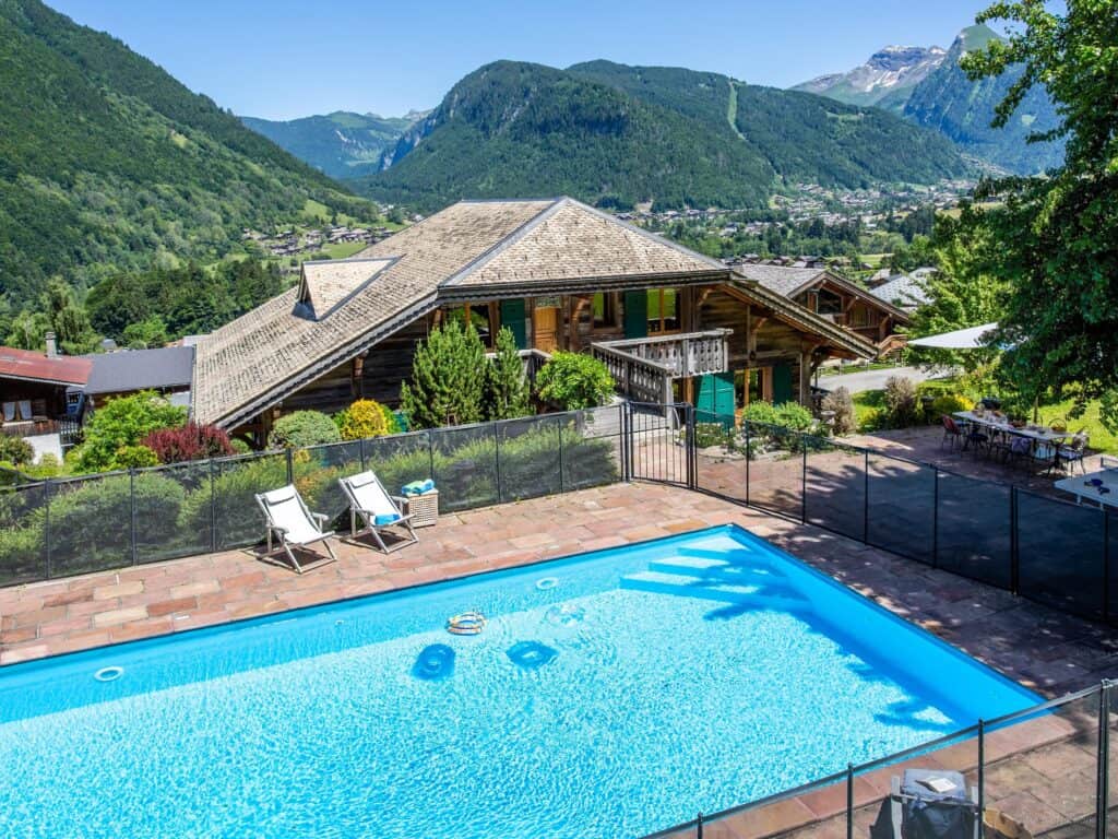 Vue d'avion d'une piscine en terrasse en montagne.