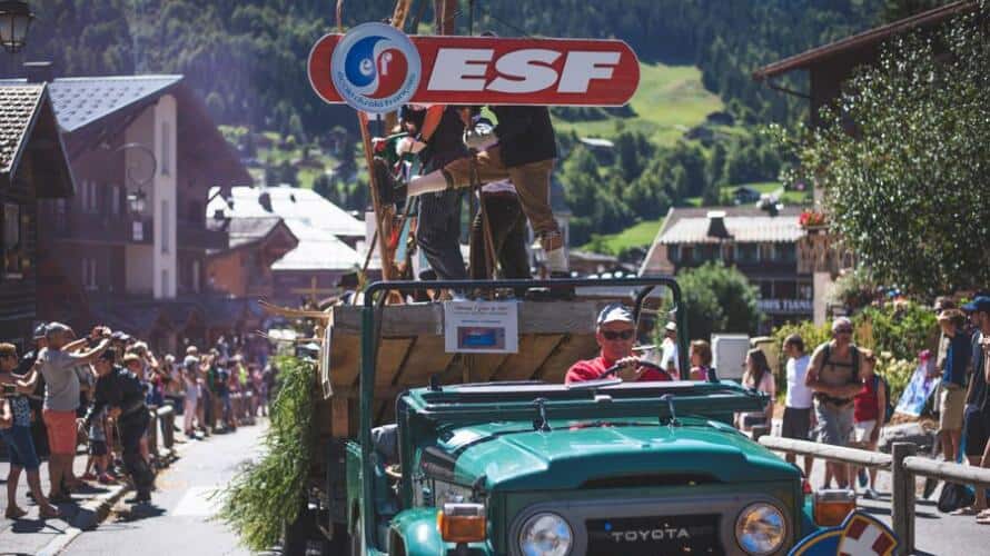 Une voiture de défilé dans un village.