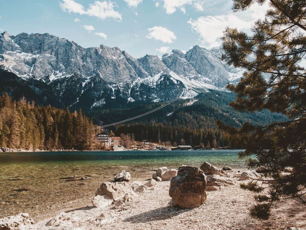 Cours d'eau devant paysage de montagnes.