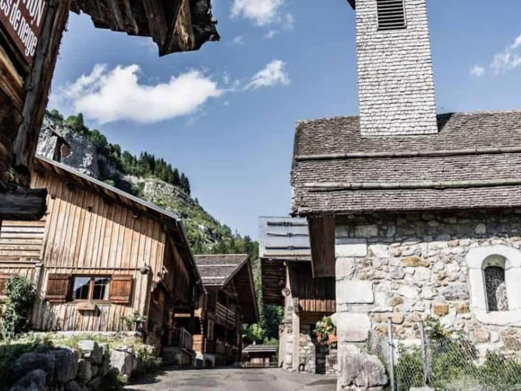 Façades de maisons rustiques.