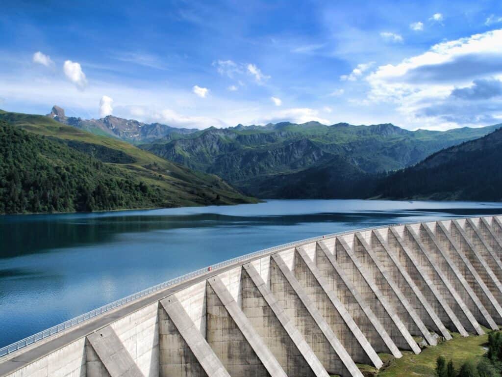 Paysage composé de montagnes d' une rivière et d'un barrage.