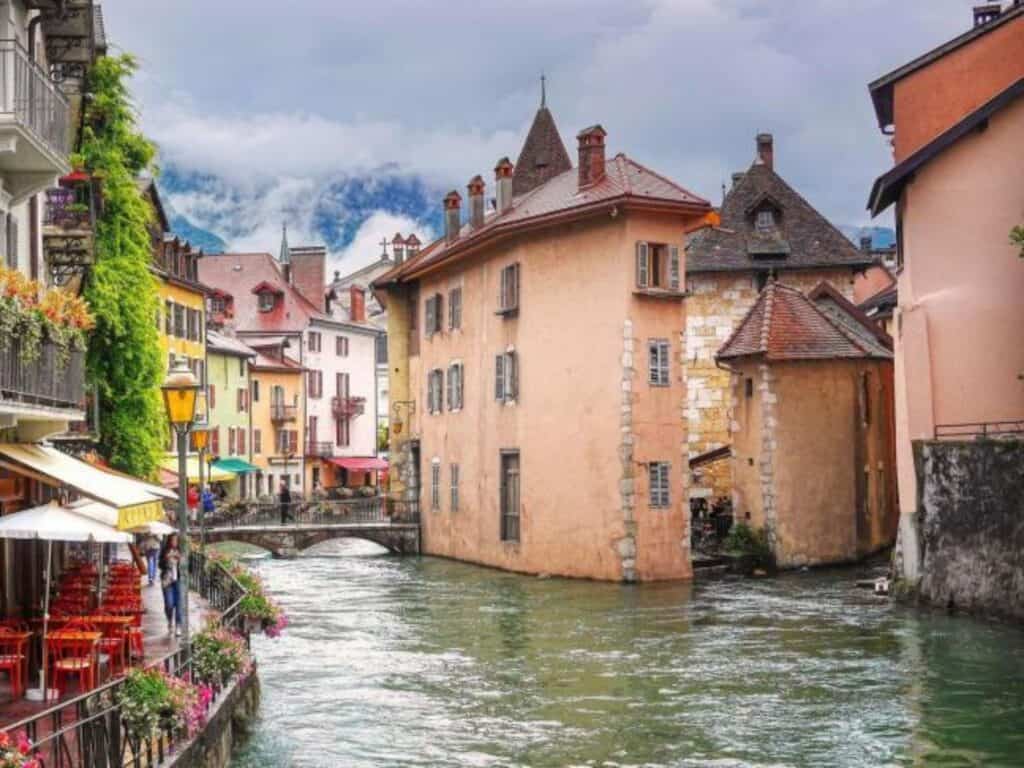 Cours d'eau traversant une ville colorée.