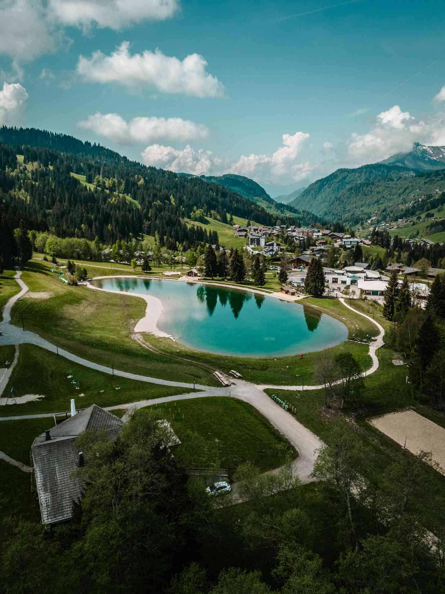 Station de haute montagne en été vue de haut, avec sa piscine.