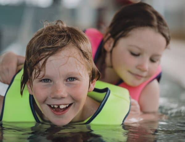Deux enfants s'amusent dans l'eau.