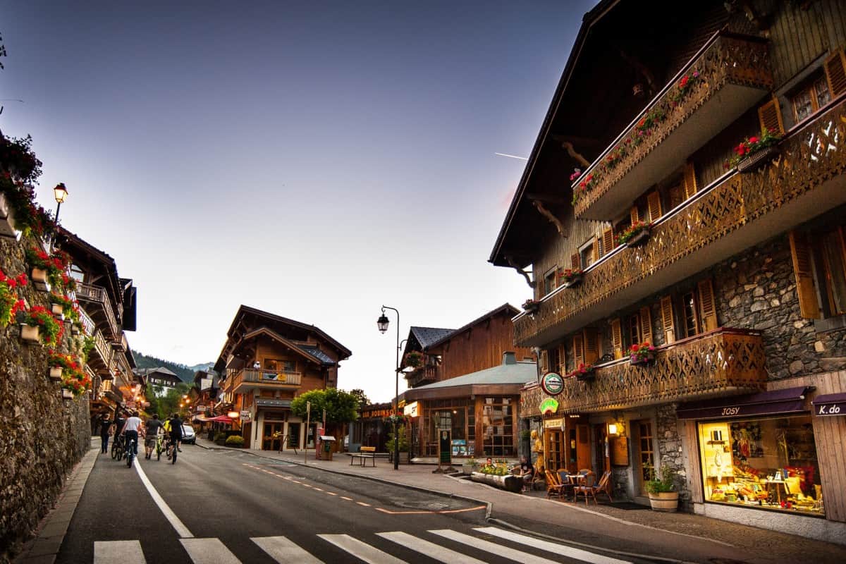 Rues et bâtiments d'une station de haute montagne en été, de nuit.