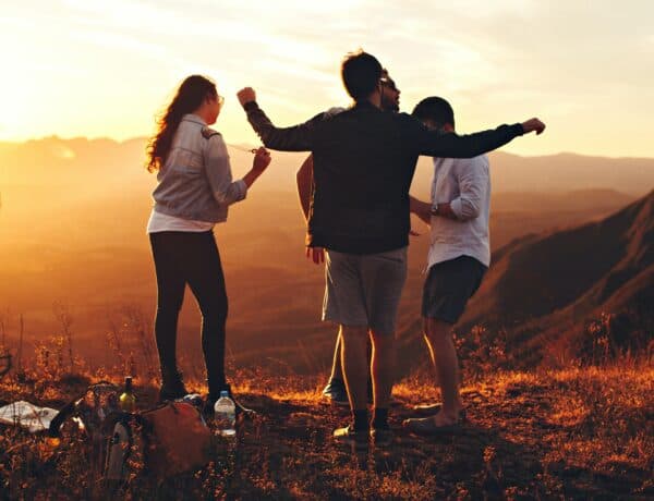 Adolescents en train de s'amuser ensemble au sommet d'une montagne.