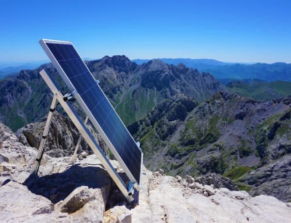Panneau solaire posé sur une montagne, avec le ciel bleu en arrière-plan.