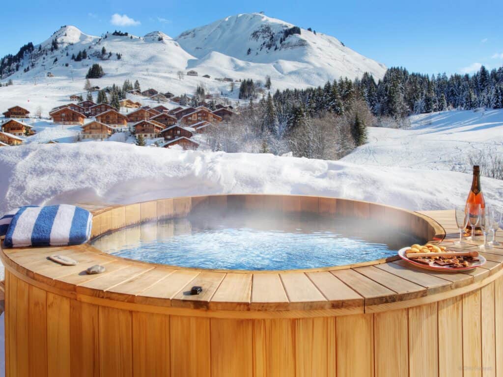 Jacuzzi extérieur en montagne.